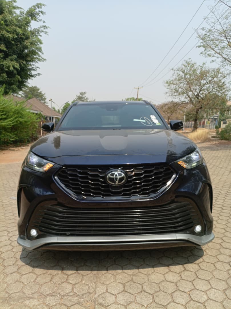 Super Clean 2022 Toyota Highlander XSE – Luxury Family SUV
